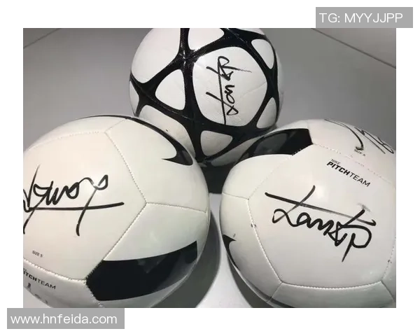 足球明星签名背后的故事与那些敷衍了事的瞬间揭秘